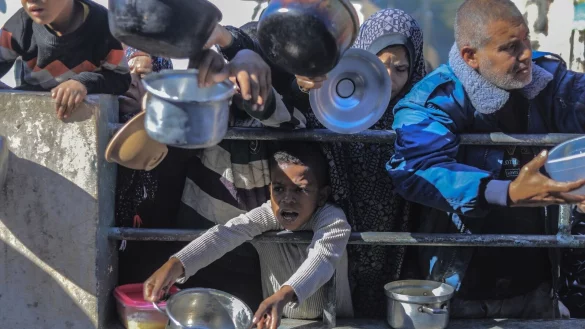 Pal&auml;stinenser an einer von einer Wohlt&auml;tigkeitsorganisation eingerichteten Lebensmittel-Spendenstelle. - &copy; Mohammed Talatene/dpa