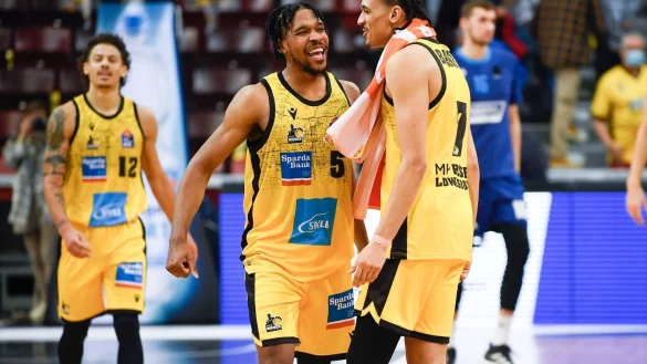 Jonah Radebaugh (l-r), Justin Simon und Jonathan B&auml;hre reagieren nach dem Spiel. - &copy; Thomas Kienzle/dpa