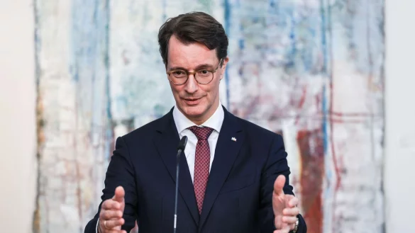 Hendrik W&uuml;st (l, CDU) Ministerpr&auml;sident von Nordrhein-Westfalen spricht nach einer CDU-Fraktionssitzung im Landtag. - &copy; Oliver Berg/dpa/Archivbild