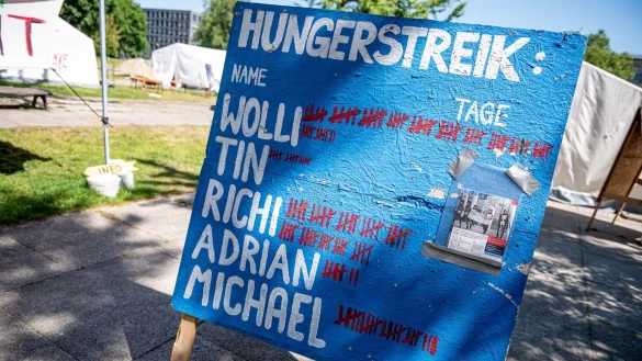 Die Aktivisten wollen mit einem Hungerstreik eine Regierungserkl&auml;rung des Kanzlers zum Klima erzwingen. - &copy; Fabian Sommer/dpa