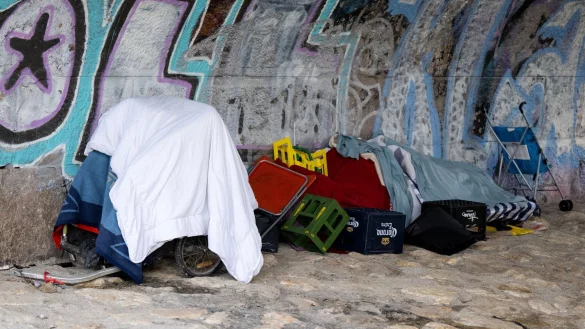 Die Habseligkeiten von einem Obdachlosen liegen am Ufer der Isar unter einer Br&uuml;cke. Nach Ansicht des Europarats muss Deutschland bei der Bek&auml;mpfung von Armut, Wohnungsnot und Ausgrenzung behinderter Menschen deutlich mehr tun. - &copy; Sven Hoppe/dpa