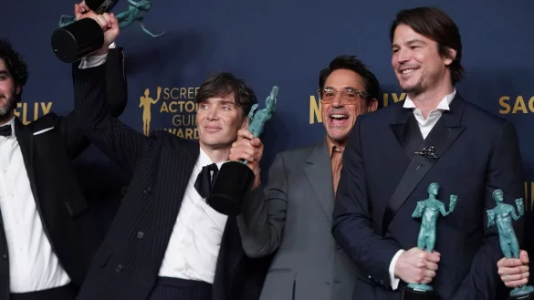 Bei der Gala in Los Angeles r&auml;umte das Historiendrama &laquo;Oppenheimer&raquo; drei Preise ab. Cillian Murphy (l-r), Robert Downey Jr. und Josh Hartnett sind sichtlich erfreut. - &copy; Jordan Strauss/Invision via AP/dpa