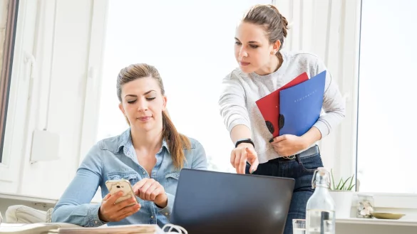 Sich durch eine Reihe an Fragen geklickt und schon steht fest: Sie sollten Anw&auml;ltin werden? So eindeutig sind Interessenstests im Internet meist nicht. - &copy; Christin Klose/dpa-tmn/dpa