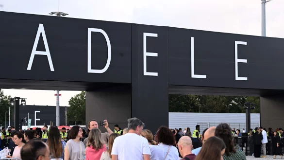 Besucher sind auf dem Weg zu einem Konzert der britischen Sängerin Adele. - © Felix Hörhager/dpa