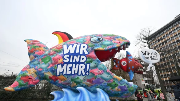 Ein Wagen mit zwei Fischen "Wir sind mehr" "Wir sind das Volk" wird zum Rosenmontagszug gefahren. - &copy; Federico Gambarini/dpa