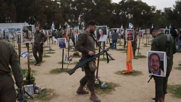 Isreaelische Soldaten besuchen den Ort, an dem am 7. Oktober bei einem Angriff der Hamas auf dem Nova-Musikfestival in Re\\\'im Feiernde get&ouml;tet wurden. - &copy; Leo Correa/AP/dpa