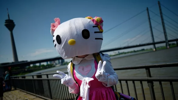 Eine Cosplayerin zeigt beim Japan-Tag 2023 ihr Kost&uuml;m. Seit 1983 w&uuml;rdigen die Japaner ihre traditionell guten Beziehungen zu Nordrhein-Westfalen und besonders zur Stadt D&uuml;sseldorf mit Japanwochen. - &copy; Henning Kaiser/dpa