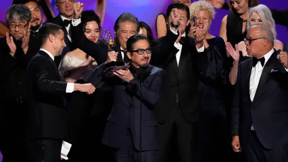 Das «Shogun»-Team nimmt den Emmy Award für die beste Dramaserie des Jahres entgegen. - © Chris Pizzello/Invision/AP/dpa