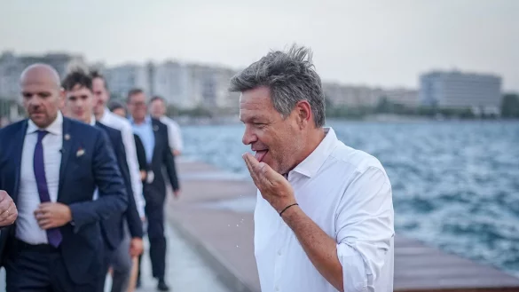 Gut gelaunt: Habeck an der Promenade in Thessaloniki - &copy; Kay Nietfeld/dpa