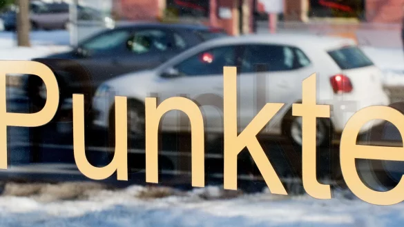 Beim Verkehrsgerichtstag in Goslar wird darüber gesprochen, wie gegen sogenannten Punktehandel vorgegangen werden kann. - © Julian Stratenschulte/dpa