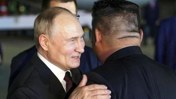 Russlands Pr&auml;sident Putin dankte in Pj&ouml;ngjang seinem Gastgeber Kim f&uuml;r die Unterst&uuml;tzung der russischen Politik im Moskauer Angriffskrieg gegen die Ukraine. - &copy; Gavriil Grigorov/Sputnik Kremlin Pool/AP/dpa