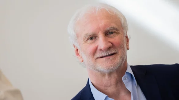 Sportdirektor Rudi V&ouml;ller l&auml;chelt. - &copy; Rolf Vennenbernd/dpa/Archivbild