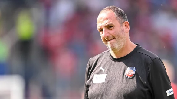 Trainer Frank Schmidt steht mit dem 1. FC Heidenheim vor einer schweren Aufgabe bei Borussia Dortmund. - &copy; Harry Langer/dpa