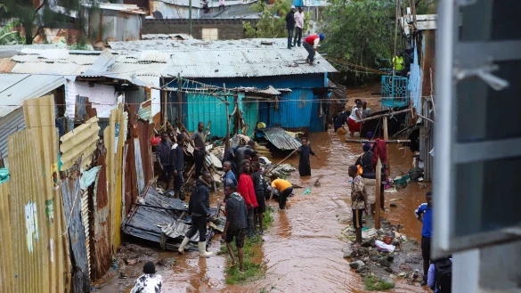 Bewohner retten ihr Hab und Gut nach schweren Regenf&auml;llen in den Mathare-Slums von Nairobi. - &copy; Joy Nabukewa/XinHua/dpa