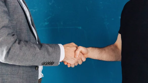 Damit sich ein Comeback beim früheren Arbeitgeber nicht als Flop entpuppt, sollten Rückkehr-Kandidaten potenzielle Probleme am besten in Vorgesprächen abklären. (zu dpa: «Boomerang Hiring: Job-Comeback kann auch zum Flop werden») - © Zacharie Scheurer/dpa-tmn/dpa