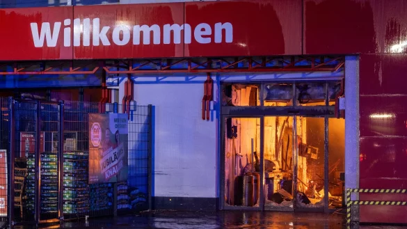 Gro&szlig;brand in einem Baumarkt. - &copy; Christoph Reichwein/dpa