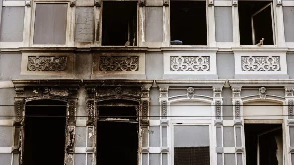 Brandspuren sind an der Fassade eines Wohnhauses zu sehen. - &copy; Oliver Berg/dpa