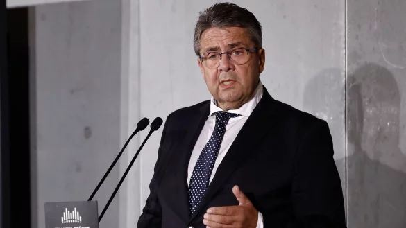 Der fr&uuml;here SPD-Chef Sigmar Gabriel richtet sich in einem Gastbeitrag an den Kanzler. - &copy; Carsten Koall/dpa