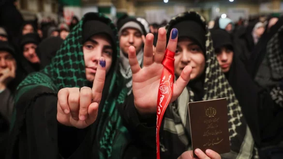 Eine Gruppe junger Erstw&auml;hler: In Teheran lag die Wahlbeteiligung inoffiziellen Daten zufolge bei nur 24 Prozent. - &copy; Iranian Supreme Leader\\\'s Office/ZUMA/dpa