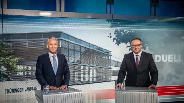 Das TV-Duell der Spitzenkandidaten f&uuml;r die Landtagswahl in Th&uuml;ringen: Bj&ouml;rn H&ouml;cke (AfD, l) und Mario Voigt (CDU). - &copy; Michael Kappeler/dpa