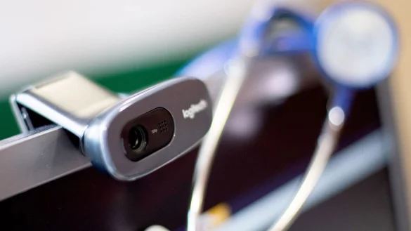 Bei der KVNo halten 30 Ärztinnen und Ärzte die Videosprechstunden ab, bei der KVWL sind es rund 50. - © Monika Skolimowska/dpa/Symbolbild