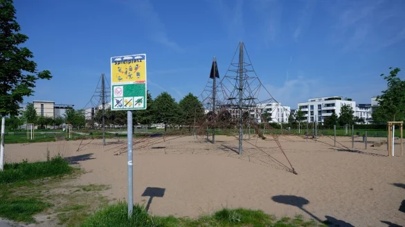 Ein Spielplatz liegt auf dem Gel&auml;nde des B&uuml;rgerparks in K&ouml;ln-Kalk. - &copy; Henning Kaiser/dpa