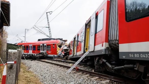 Zwei aufeinandergeprallte S-Bahnen an der Unfallstelle in der N&auml;he des Bahnhofes Ebenhausen-Sch&auml;ftlarn. - &copy; Matthias Balk/dpa