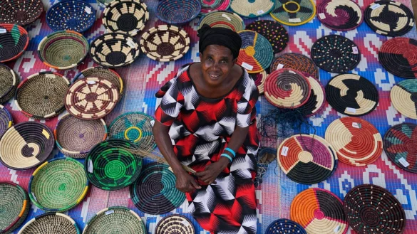 Anasitasia Nyirabashyitsi, 54, vor ihrem Haus im Vers&ouml;hnungsdorf Mybo in Nyamata, wo kreative Projekte die Gemeinschaft st&auml;rken. Im April 1994 begann in Ruanda der Genozid an der Volksgruppe der Tutsi. - &copy; Brian Inganga/AP/dpa