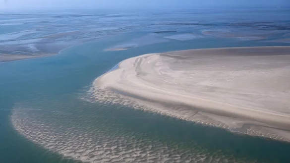 Die Sandb&auml;nke zwischen den ostfriesischen Inseln aus der Luft. Der Klimawandel hat Folgen f&uuml;r das &Ouml;kosystem im Wattenmeer. - &copy; Sina Schuldt/dpa