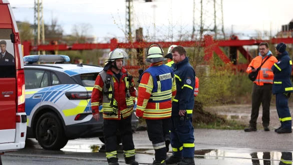 Polizei und Feuerwehr am Ungl&uuml;cksort in Neumarkt/Oberpfalz. - &copy; Klein/vifogra/dpa