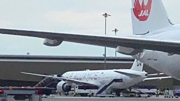 Nach ihrer Notlandung steht die Boeing 777-300ER der Singapore Airlines auf dem Rollfeld in Bangkok. - &copy; Pongsakorn Rodphai/Pongsakorn Rodphai/AP