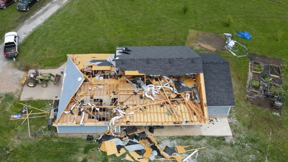 Sch&auml;den an einem Haus in Oklahoma nach einem Sturm in der Nacht zuvor. - &copy; Mike Simons/Tulsa World via AP/dpa