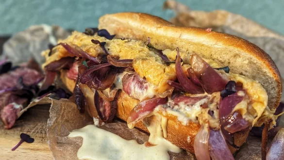 Das gebratene Entrecote wurde in feine Scheibchen geschnitten und bildet die Grundlage des Cheesesteaks. - &copy; Doreen Hassek/dpa-tmn