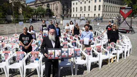 Angeh&ouml;re von Geiseln und Teilnehmer der Veranstaltung stehen auf dem Beblplatz. Der Bebelplatz soll f&uuml;r einige Wochen symbolisch zum &laquo;Platz der Hamas-Geiseln&raquo; werden. Es wurden auch 132 leere St&uuml;hle aufgestellt. - &copy; Hannes P. Albert/dpa