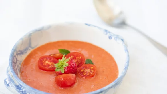 Fruchtige Noten und feine S&auml;ure vereinigen sich in der Erdbeer-Tomaten-Suppe von Food-Bloggerin Thyra. - &copy; Thyra Parthen/dpa-tmn
