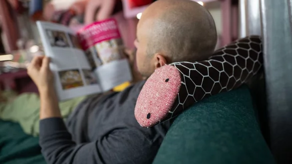 Eine Salami als Nackenrolle: Diese Stange von der Firma Aufschnitt Berlin ist nicht aus Fleisch gefertigt, sondern hat einen Kern aus Schaumstoff. - &copy; Sebastian Christoph Gollnow/dpa