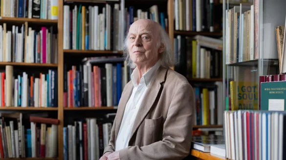 Antiquar Klaus Willbrand ist mit 83 Jahren zu einem Internet-Phänomen geworden. - © Rolf Vennenbernd/dpa