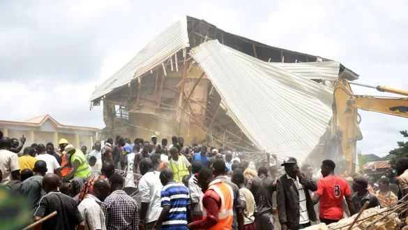 Das Geb&auml;ude st&uuml;rzte w&auml;hrend des Unterrichts ein. - &copy; ---/AP/dpa