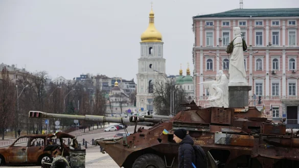 Erbeutete&uuml;russische Kriegsger&auml;te auf einem Platz in der ukrainischen Hauptstadt Kiew. - &copy; ---/kyodo/dpa