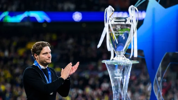 Dortmunds Trainer Edin Terzic applaudiert nach dem Spiel. - &copy; Tom Weller/dpa
