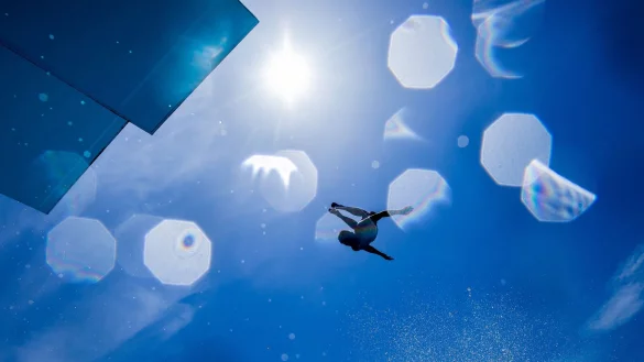 Mit dem Kopf voran ins k&uuml;hle Nass: Das ist eher f&uuml;r Profis. Wer das erste Mal vom Zehner springt, tut das am besten mit den Beinen voran. - &copy; Rolf Vennenbernd/dpa