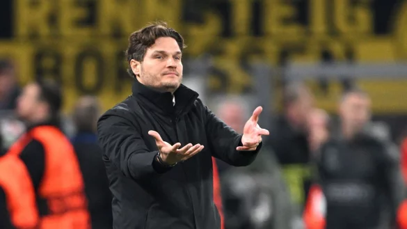 Dortmunds Trainer Edin Terzic gibt Anweisungen an der Seitenlinie. - &copy; Federico Gambarini/dpa