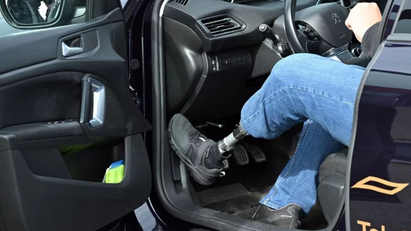 Ge&uuml;bt wird das Fahren mit Automatik sowie Schaltgetriebe auf dem Trainingsgel&auml;nde und im Stra&szlig;enverkehr. - &copy; Martin Schutt/dpa