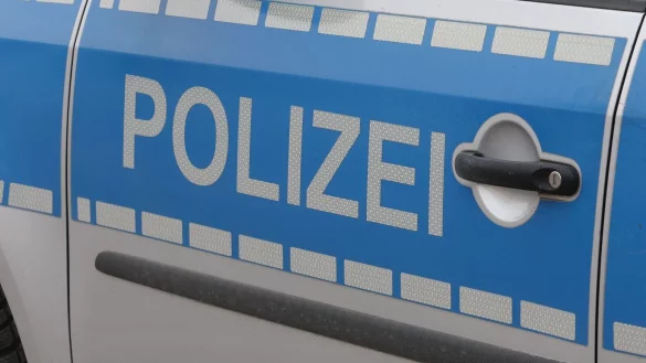 Die Polizei ermittelt nach Diebstählen aus Chemieräumen zu möglichen Anschlagsplänen (Symbolbild). - © Bodo Schackow/dpa