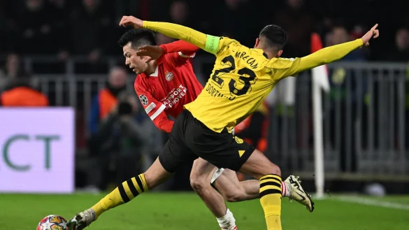Emre Can (r) und der BVB trennten sich von Eindhoven 1:1. - &copy; Federico Gambarini/dpa