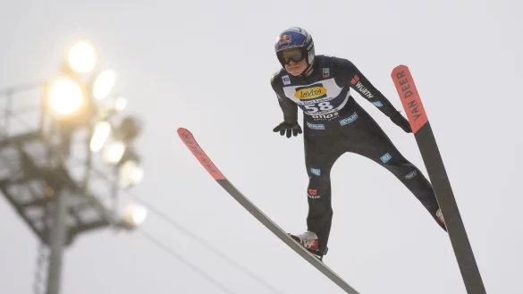 Andreas Wellinger holte sich zum Abschluss des Heimspringens in Willingen den Sieg. - &copy; Swen Pf&ouml;rtner/dpa