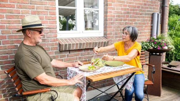 Auch bei Bio-Salat ist das Waschen notwendig, um auf Nummer sicher zu gehen. - &copy; Benjamin Nolte/dpa-tmn