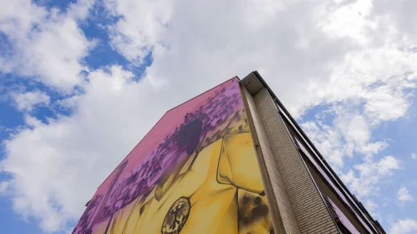 Ein Wandgem&auml;lde von &laquo;Original Ami X Pretty Portal&raquo; zeigt den ehemaligen Fu&szlig;ball Nationalspieler Klaus Allofs und den Schriftzug &laquo;Everybody&rsquo;s Heimspiel&raquo; an einer Hausfassade. - &copy; Rolf Vennenbernd/dpa