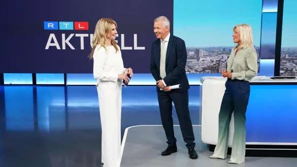 Während der Abendnachrichten überrascht Frauke Ludowig die beiden Moderatoren Peter Kloeppel und Ulrike von der Groeben in ihrer letzten «RTL Aktuell»-Ausgabe. - © ---/RTL/dpa