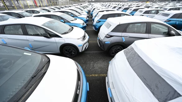 Autos aus China verkaufen sich in Deutschland nur schleppend. Viele sorgen sich um den Datenschutz. (Archivbild) - © Lars Penning/dpa